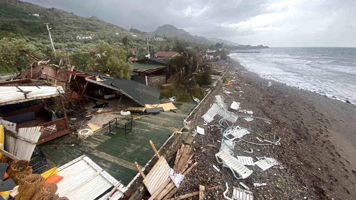 Çanakkale’de Hortum Felaketi: Sahil Yolu Savaş Alanına Döndü