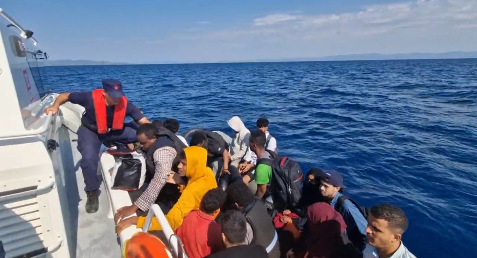 Çanakkale Açıklarında Sürüklenen Lastik Botta 20 Kaçak Göçmen Kurtarıldı