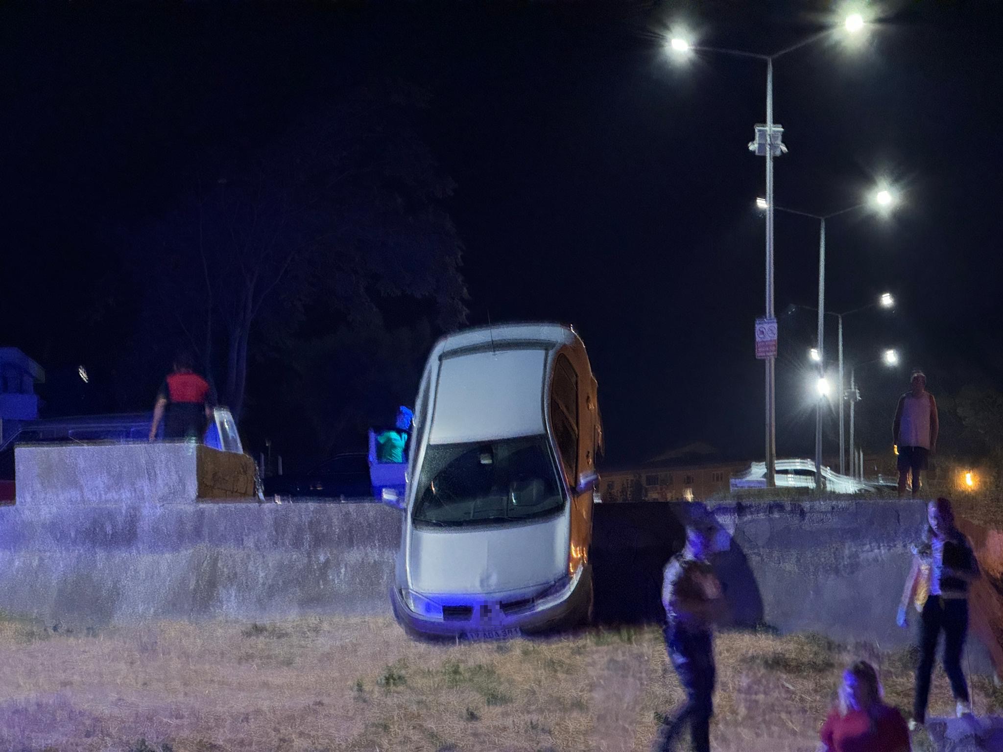 Gelibolu’da Alkollü Sürücü Otopark Duvarında Asılı Kaldı