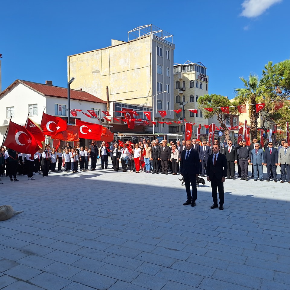 29 EKİM Cumhuriyet Bayramı 100. Yılı münasebetiyle ilçemiz Cumhuriyet Meydanında Atatürk Büstüne Çelenk Sunma Töreni Gerçekleşmiştir.