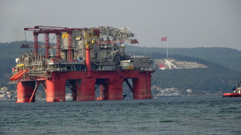 Çanakkale Boğazı’ndan Geçen ‘Transocean Barents’ Petrol Platformu Marmara’ya Yola Çıktı