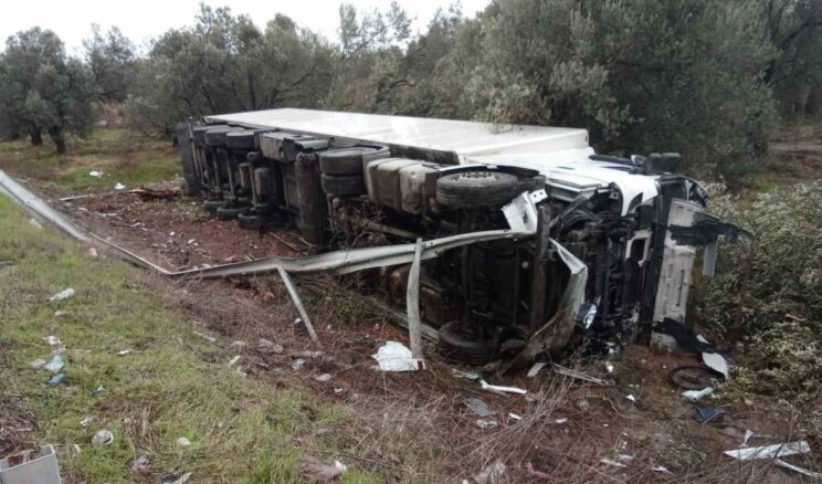 Yabancı plakalı tır karşı şeride geçerek hendeğe yuvarlandı