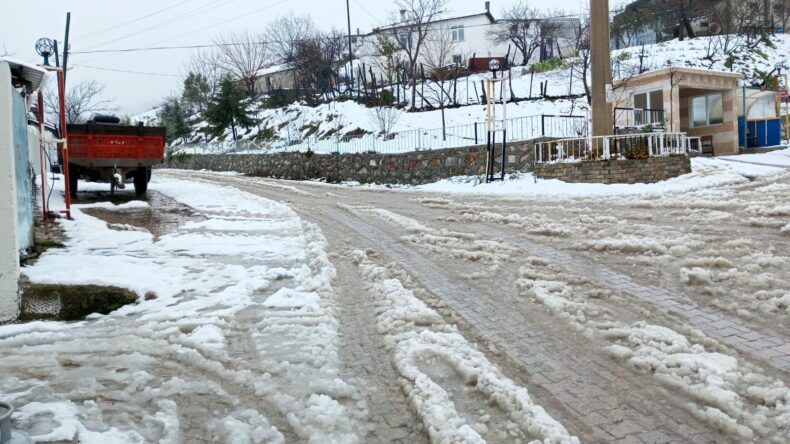 Çanakkale’de İl Özel İdare ekipleri karla kaplı köy yollarını açıyor