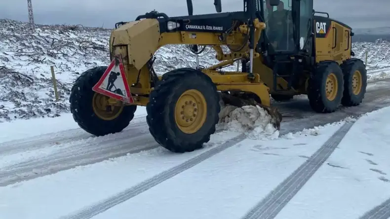 Çanakkale’de Kar Küreme ve Tuzlama Çalışmaları Sürüyor