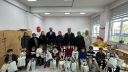 Başkan Elbi öğrencilere mont ve bot hediye etti