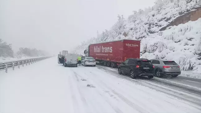 Gelibolu’daki Kar Yağışı Sebebiyle Trafik Tıkanıklığı