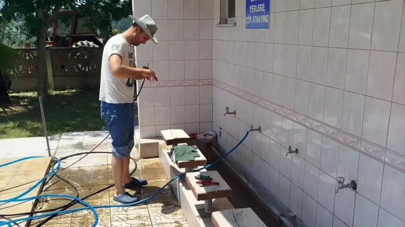 Gelibolu’da Camiler Kurban Bayramı İçin Temizleniyor
